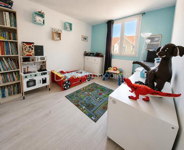 Aux Pavillons-sous-Bois, secteur Canal de l’Ourcq, cette maison individuelle réunit ce que beaucoup recherchent : une vraie configuration familiale, des équipements de confort déjà en place et un cadre de vie simple à habiter au quotidien.
Une maison pensée pour concilier espace, fonctionnalité et sérénité.
 
Construite en 2002, cette maison individuelle développe 114 m² habitables sur un terrain de 250 m² et propose une organisation particulièrement adaptée à la vie de famille. 
La maison s’articule autour de 5 pièces, dont 4 chambres.
La cuisine équipée  est pratique et facile à vivre.
L’agencement intègre également une salle de bains, une salle d’eau et 3 WC.
Côté prestations, le bien bénéficie d’équipements recherchés : climatisation réversible, chauffage au gaz, cellier ainsi que deux places de stationnement. Le terrain complète harmonieusement l’ensemble, tandis que l’abri de jardin ajoute une solution de rangement appréciable au quotidien.
•	114 m² habitables
•	Terrain de 250 m²
•	5 pièces
•	4 chambres( dont une suite parentale)
•	Cuisine équipée
•	1 salle de bains + 1 salle d’eau
•	3 WC
•	Climatisation réversible
•	Chauffage au gaz
•	2 stationnements, cellier et abri de jardin