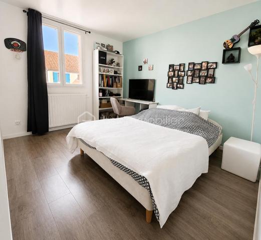 Aux Pavillons-sous-Bois, secteur Canal de l’Ourcq, cette maison individuelle réunit ce que beaucoup recherchent : une vraie configuration familiale, des équipements de confort déjà en place et un cadre de vie simple à habiter au quotidien.
Une maison pensée pour concilier espace, fonctionnalité et sérénité.
 
Construite en 2002, cette maison individuelle développe 114 m² habitables sur un terrain de 250 m² et propose une organisation particulièrement adaptée à la vie de famille. 
La maison s’articule autour de 5 pièces, dont 4 chambres.
La cuisine équipée  est pratique et facile à vivre.
L’agencement intègre également une salle de bains, une salle d’eau et 3 WC.
Côté prestations, le bien bénéficie d’équipements recherchés : climatisation réversible, chauffage au gaz, cellier ainsi que deux places de stationnement. Le terrain complète harmonieusement l’ensemble, tandis que l’abri de jardin ajoute une solution de rangement appréciable au quotidien.
•	114 m² habitables
•	Terrain de 250 m²
•	5 pièces
•	4 chambres( dont une suite parentale)
•	Cuisine équipée
•	1 salle de bains + 1 salle d’eau
•	3 WC
•	Climatisation réversible
•	Chauffage au gaz
•	2 stationnements, cellier et abri de jardin