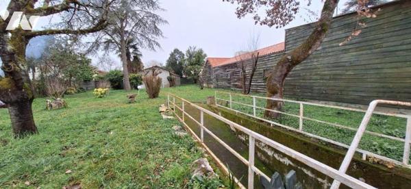 VIC-FEZENSAC, Maison de rue avec garage et jardin