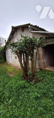 VIC-FEZENSAC, Maison de rue avec garage et jardin