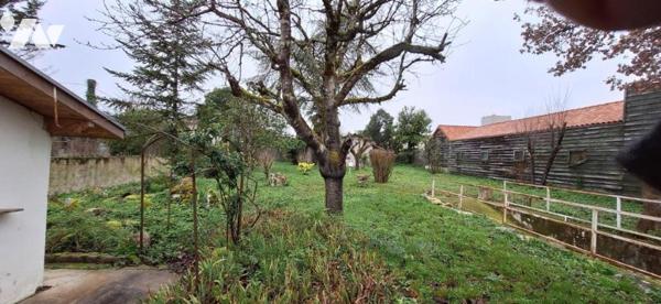 VIC-FEZENSAC, Maison de rue avec garage et jardin
