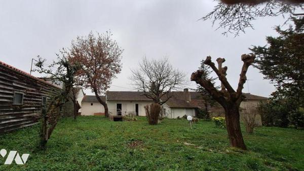 VIC-FEZENSAC, Maison de rue avec garage et jardin