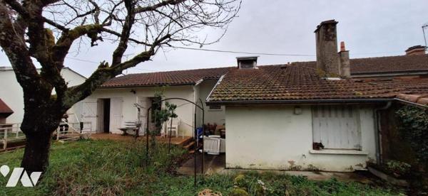 VIC-FEZENSAC, Maison de rue avec garage et jardin