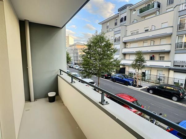 Appartement 2 pièces 47,24 m2 THIAIS proche centre-ville box et balcon