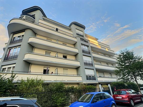 Appartement 2 pièces 47,24 m2 THIAIS proche centre-ville box et balcon