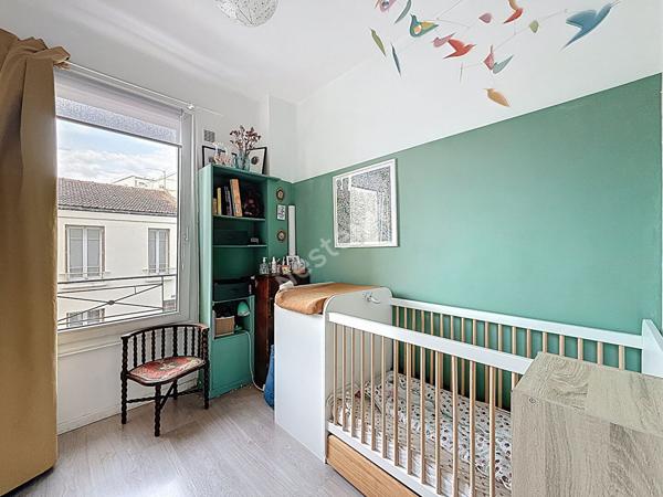 MONTREUIL, ENTRE LA MAIRIE ET LE PARC DES BEAUMONTS, 700 METRES DU METRO, CHARMANT 3 PIECES.