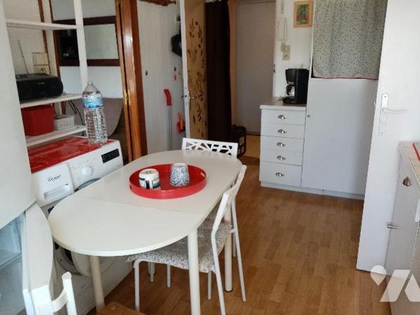 2ème étage, appartement de 37.04 m² au sol (loi carrez 32.69 m²) 
bon état général