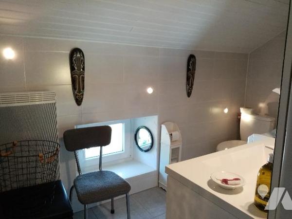 2ème étage, appartement de 37.04 m² au sol (loi carrez 32.69 m²) 
bon état général