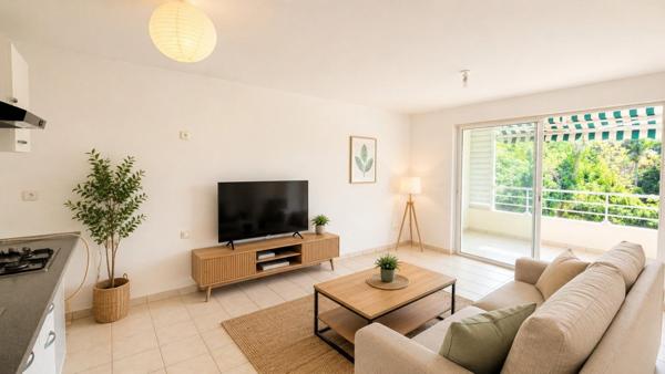 Appartement T2, emplacement idéal, vue dégagée.