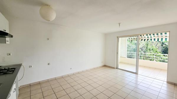 Appartement T2, emplacement idéal, vue dégagée.