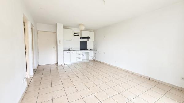 Appartement T2, emplacement idéal, vue dégagée.