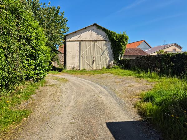 Ensemble immobilier avec terrain constructible et dépendances