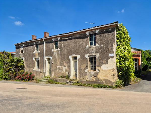 Ensemble immobilier avec terrain constructible et dépendances