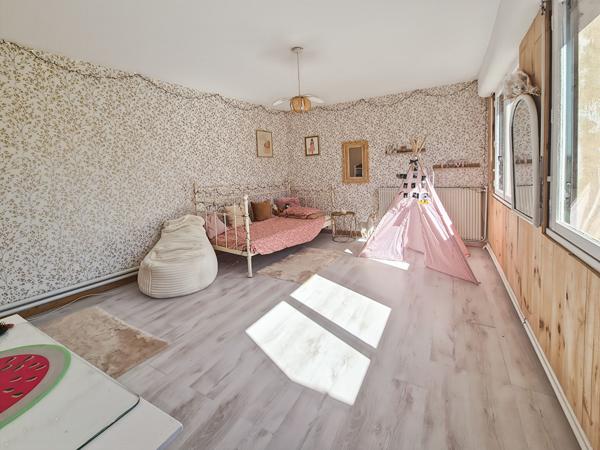 Ensemble immobilier avec terrain constructible et dépendances