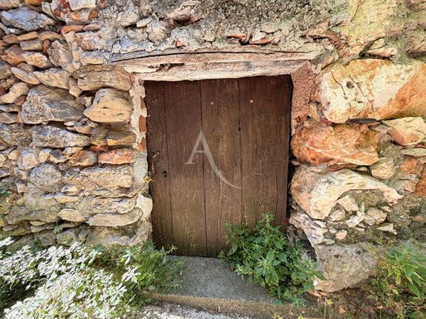 REMISE A RENOVER SUR DEUX NIVEAUX AVEC CAVE VINON SUR VERDON