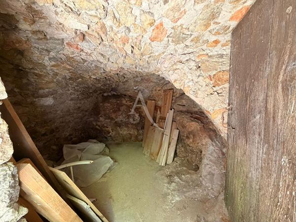 REMISE A RENOVER SUR DEUX NIVEAUX AVEC CAVE VINON SUR VERDON