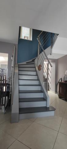 Coquette maison mitoyenne d'un côté, avec meubles sur mesure, 2 chambres jardin, insert bois