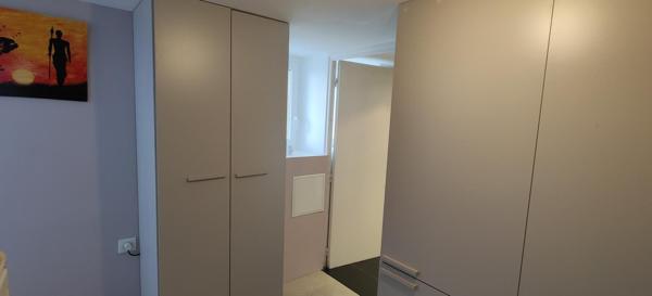 Coquette maison mitoyenne d'un côté, avec meubles sur mesure, 2 chambres jardin, insert bois
