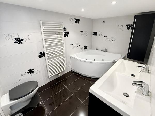Coquette maison mitoyenne d'un côté, avec meubles sur mesure, 2 chambres jardin, insert bois
