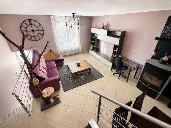Coquette maison mitoyenne d'un côté, avec meubles sur mesure, 2 chambres jardin, insert bois