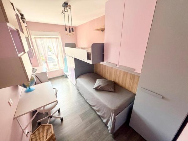 Coquette maison mitoyenne d'un côté, avec meubles sur mesure, 2 chambres jardin, insert bois