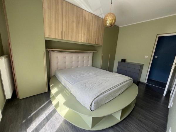 Coquette maison mitoyenne d'un côté, avec meubles sur mesure, 2 chambres jardin, insert bois