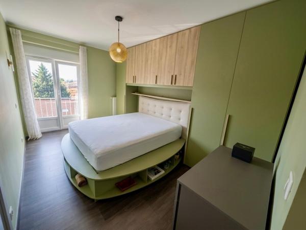 Coquette maison mitoyenne d'un côté, avec meubles sur mesure, 2 chambres jardin, insert bois