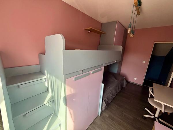 Coquette maison mitoyenne d'un côté, avec meubles sur mesure, 2 chambres jardin, insert bois
