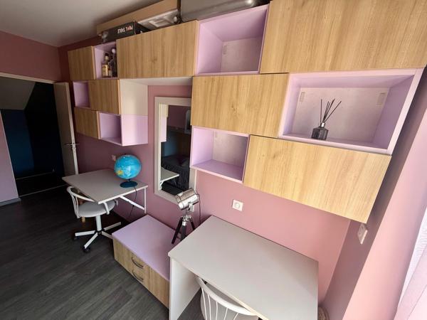 Coquette maison mitoyenne d'un côté, avec meubles sur mesure, 2 chambres jardin, insert bois