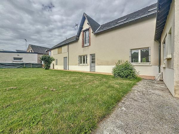 A vendre - Maison de 150m2, 4 chambres, garage et terrain de plus de 400m2 en centre-bourg de Candé
