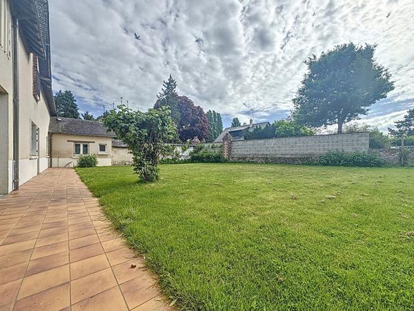 A vendre - Maison de 150m2, 4 chambres, garage et terrain de plus de 400m2 en centre-bourg de Candé