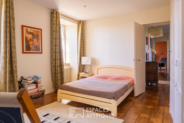 Maison bourgeoise rénovée du XIXe siècle avec jardin arboré et dépendances en coeur de ville à Broons