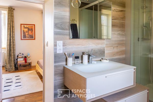 Maison bourgeoise rénovée du XIXe siècle avec jardin arboré et dépendances en coeur de ville à Broons