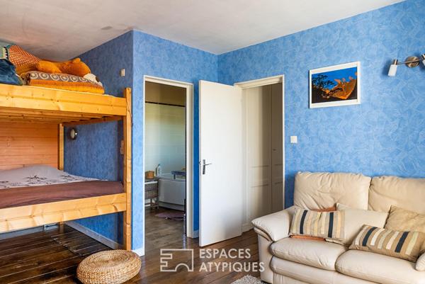 Maison bourgeoise rénovée du XIXe siècle avec jardin arboré et dépendances en coeur de ville à Broons