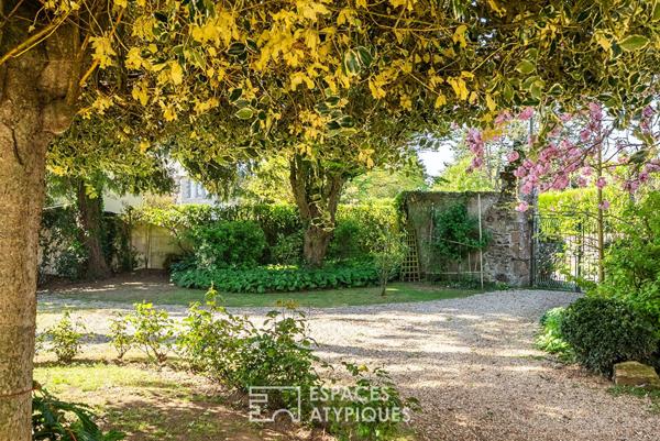 Maison bourgeoise rénovée du XIXe siècle avec jardin arboré et dépendances en coeur de ville à Broons