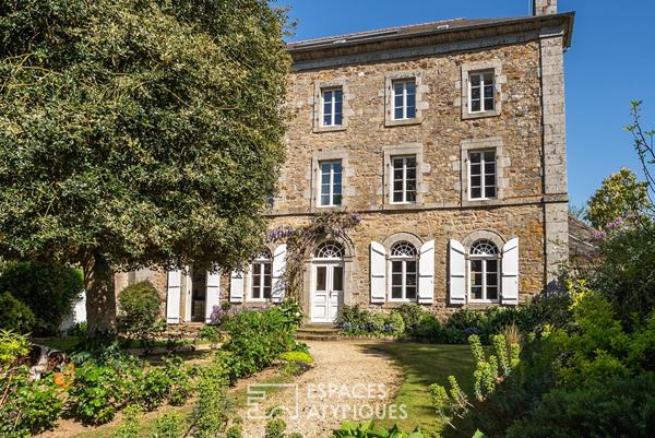 Maison bourgeoise rénovée du XIXe siècle avec jardin arboré et dépendances en coeur de ville à Broons