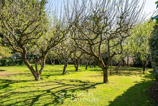 Maison bourgeoise rénovée du XIXe siècle avec jardin arboré et dépendances en coeur de ville à Broons