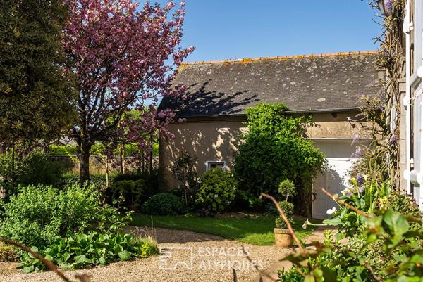 Maison bourgeoise rénovée du XIXe siècle avec jardin arboré et dépendances en coeur de ville à Broons