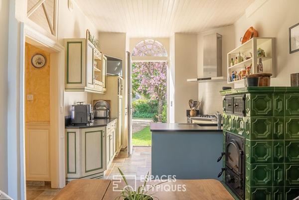 Maison bourgeoise rénovée du XIXe siècle avec jardin arboré et dépendances en coeur de ville à Broons