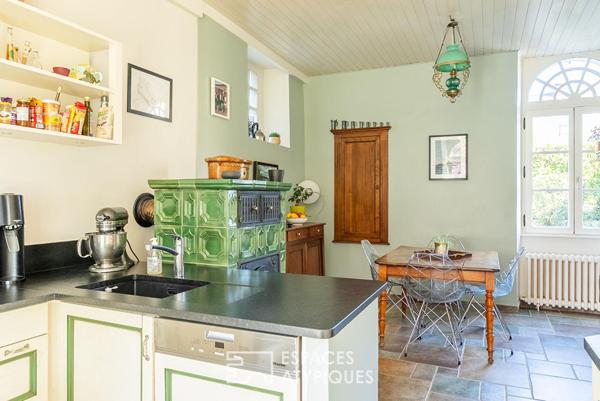 Maison bourgeoise rénovée du XIXe siècle avec jardin arboré et dépendances en coeur de ville à Broons