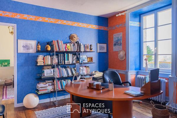 Maison bourgeoise rénovée du XIXe siècle avec jardin arboré et dépendances en coeur de ville à Broons