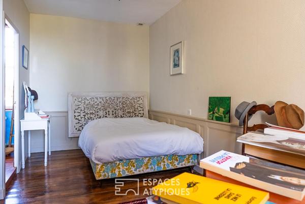 Maison bourgeoise rénovée du XIXe siècle avec jardin arboré et dépendances en coeur de ville à Broons