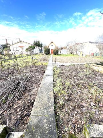 Terrain à Sainte-Livrade-sur-Lot de 450 m² environ.