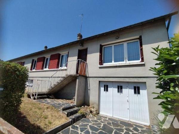 Maison élevée sur sous-sol, comprenant: cuisine, arrière-cuisine, bureau-salon, salle à manger,...