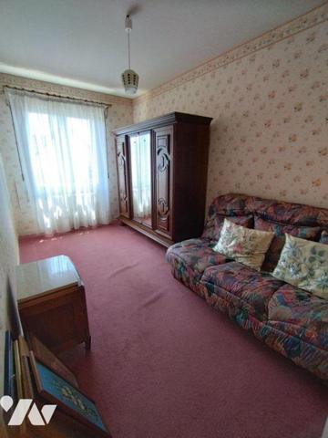 Maison élevée sur sous-sol, comprenant: cuisine, arrière-cuisine, bureau-salon, salle à manger,...