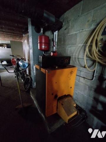 Maison élevée sur sous-sol, comprenant: cuisine, arrière-cuisine, bureau-salon, salle à manger,...