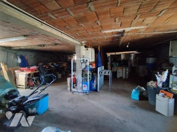 Maison élevée sur sous-sol, comprenant: cuisine, arrière-cuisine, bureau-salon, salle à manger,...