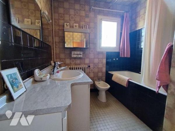 Maison élevée sur sous-sol, comprenant: cuisine, arrière-cuisine, bureau-salon, salle à manger,...