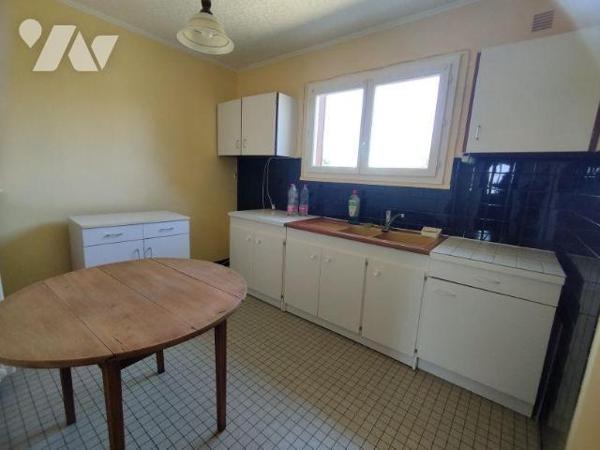 Maison élevée sur sous-sol, comprenant: cuisine, arrière-cuisine, bureau-salon, salle à manger,...