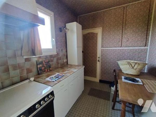 Maison élevée sur sous-sol, comprenant: cuisine, arrière-cuisine, bureau-salon, salle à manger,...